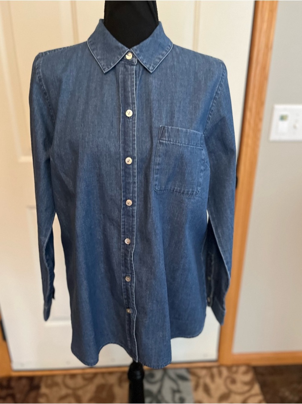 New women’s J. Jill denim button collar senecawash one pocket shirt. Size small
